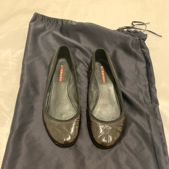 Patent leather Aubergine Prada ballerina flats with a glossy finish - Picture 2 of 3